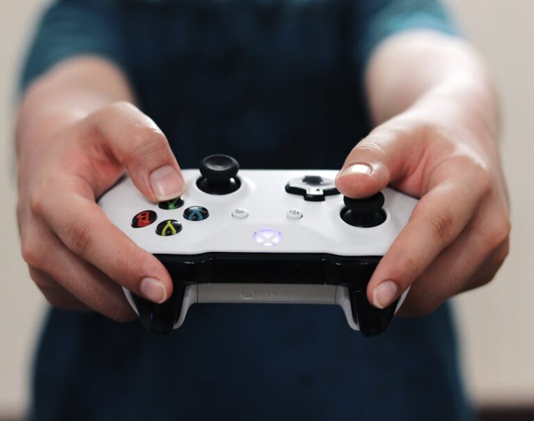Un controller per videogiochi appoggiato su una scrivania, simbolo del tempo passato a giocare