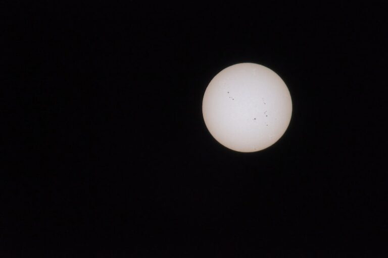 superficie solare con macchie solari e bagliori