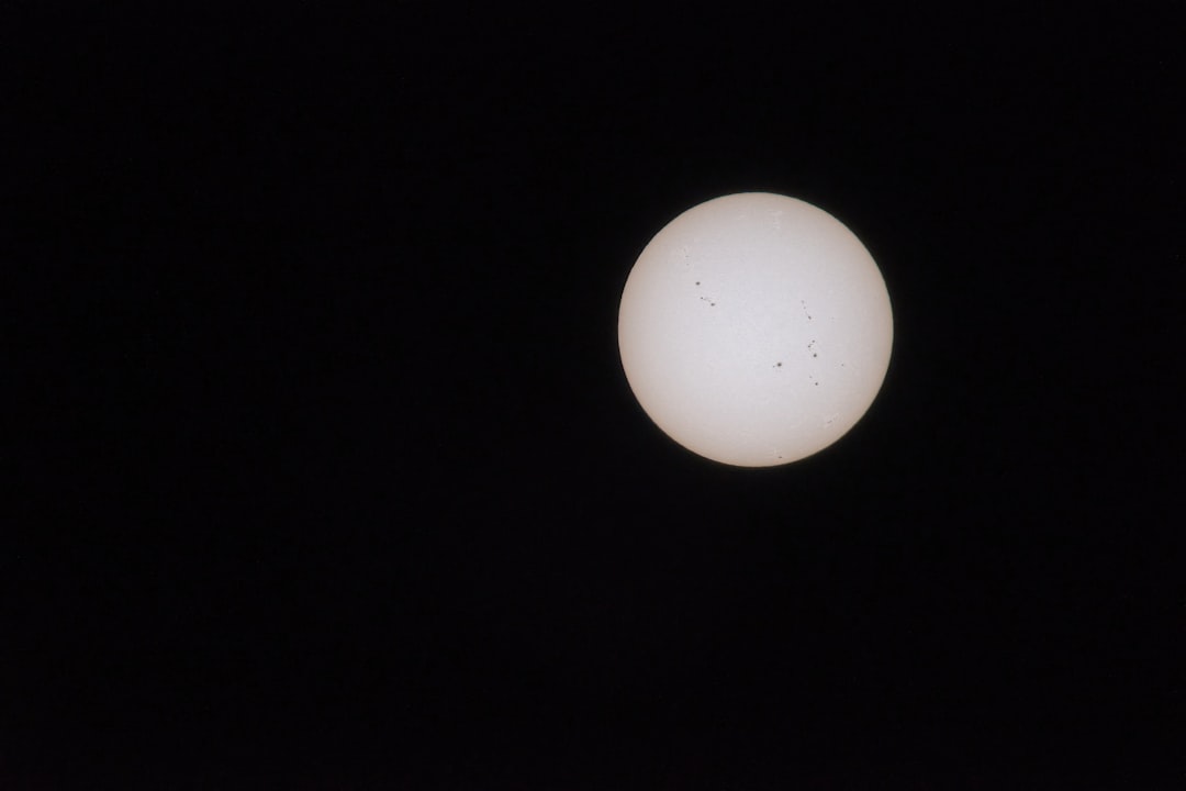 superficie solare con macchie solari e bagliori