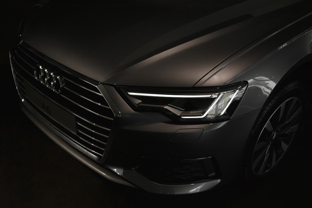 Audi Q9 SUV in ambientazione urbana