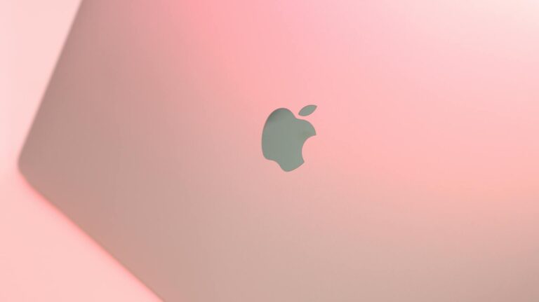 MacBook Neo rosa su scrivania, offerta a 655 euro