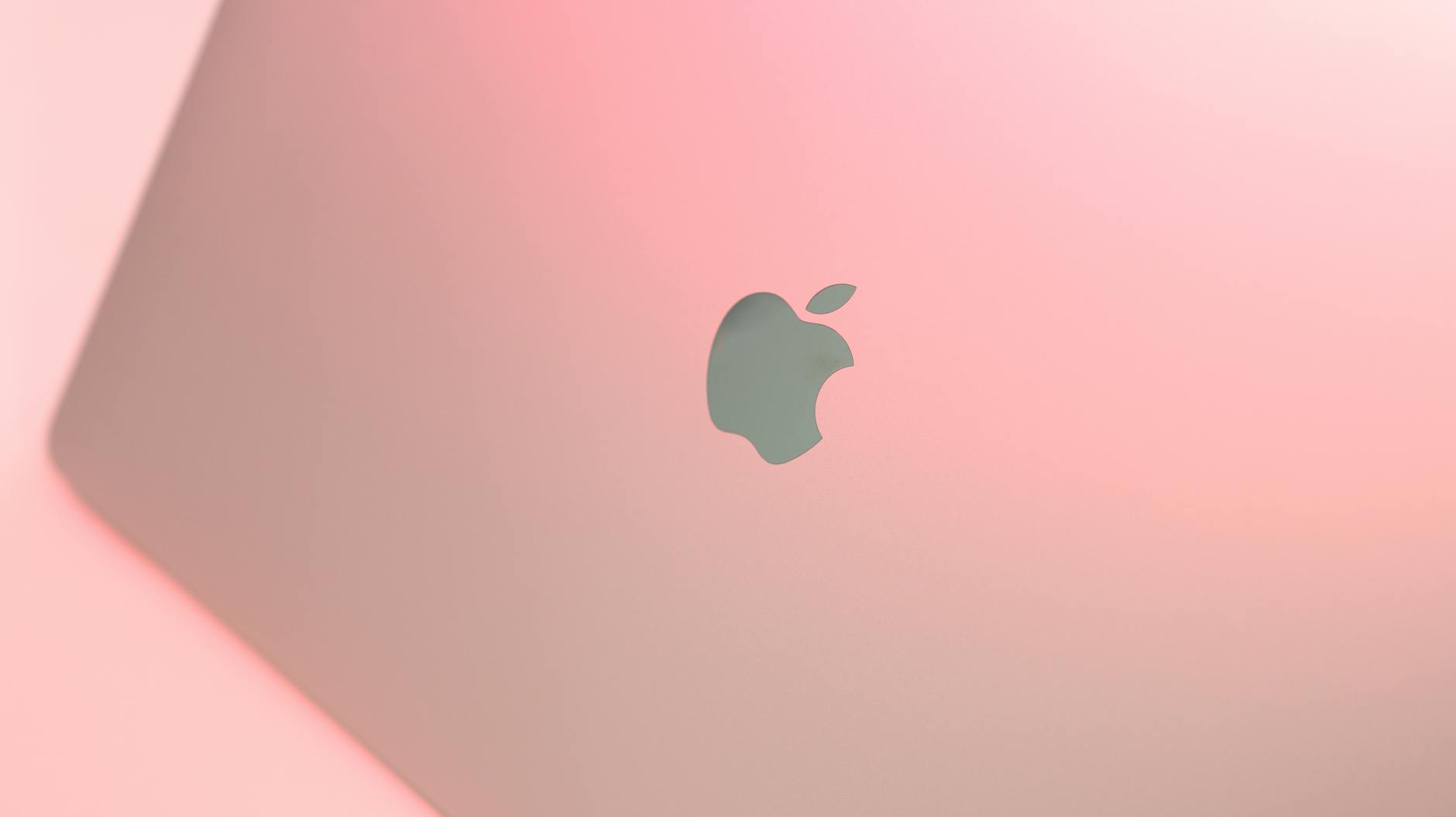 MacBook Neo rosa su scrivania, offerta a 655 euro
