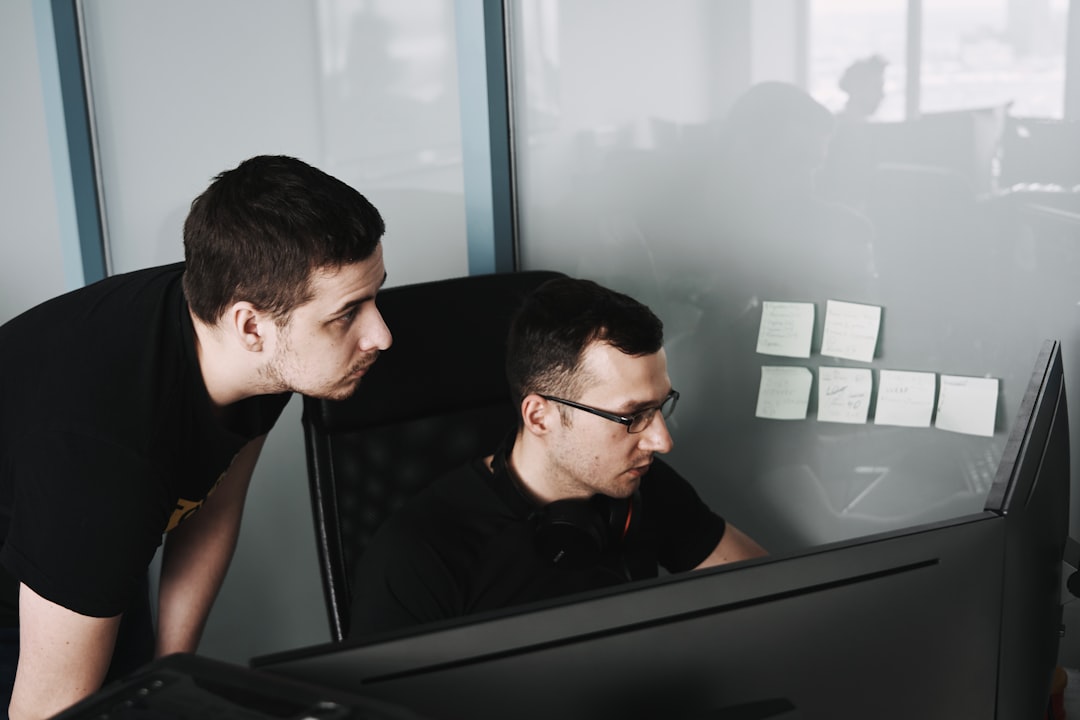 Lavoratori in ufficio davanti a schermi, AI e occupazione