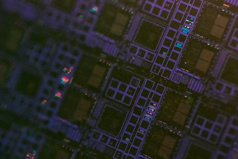 Microchip AI con illuminazione blu, rappresentazione MiniMax M3 attenzione sparsa