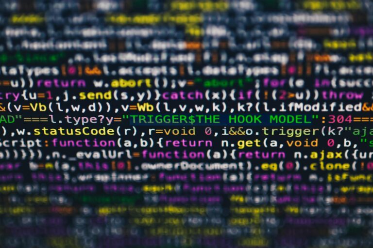 Rischio sicurezza IA con vulnerabilità software su schermo