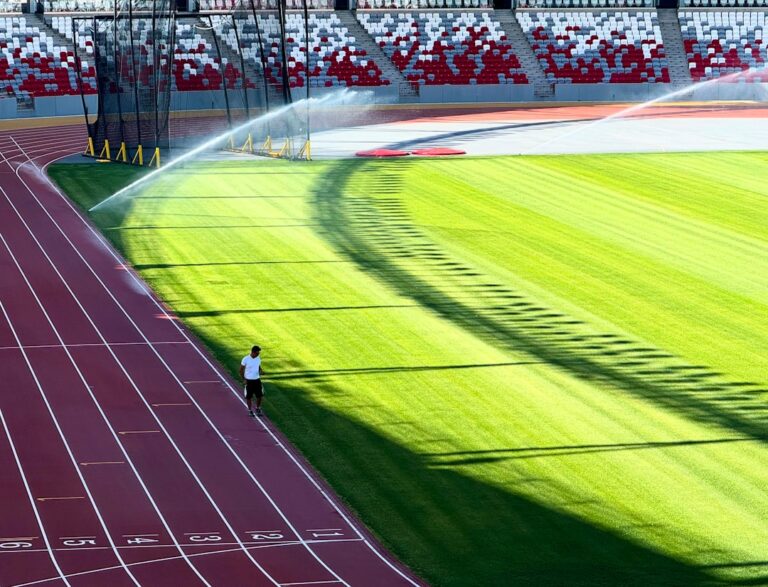 atleta in pista durante gli Enhanced Games a Las Vegas con doping autorizzato