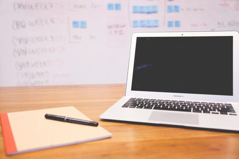 MacBook Air M5 argento su scrivania con caffè