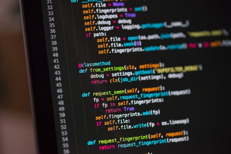 Terminale di programmazione con codice su schermo scuro, concetto DeepSWE benchmark AI coding
