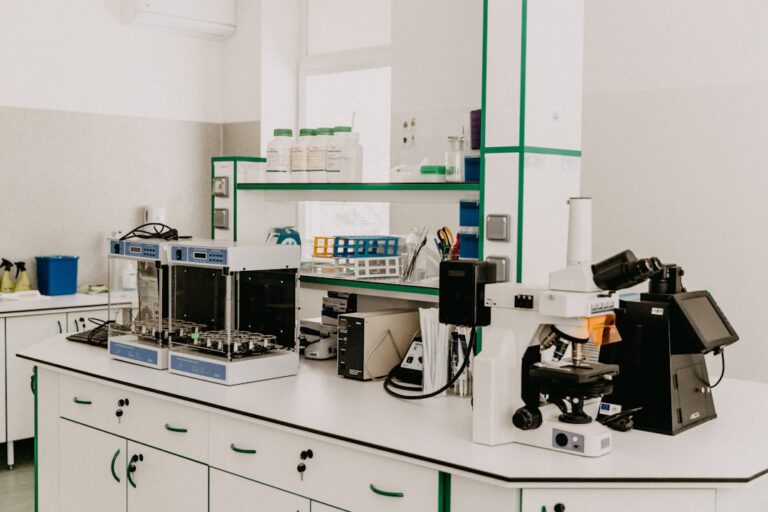 Embriologo al microscopio in laboratorio di fecondazione assistita con AI