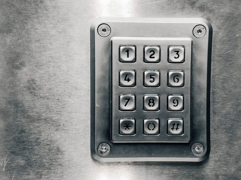 lucchetto digitale con codice su sfondo scuro, sicurezza informatica