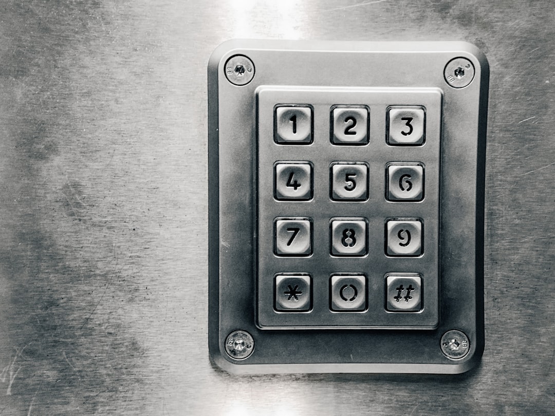 lucchetto digitale con codice su sfondo scuro, sicurezza informatica