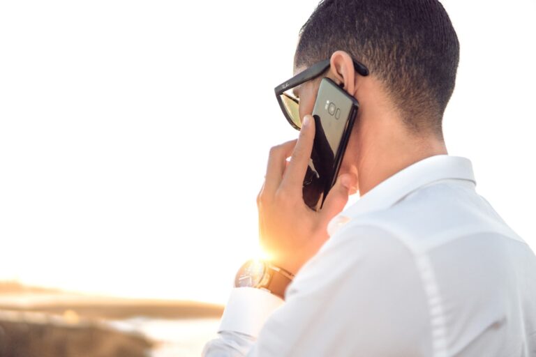 Icona di una telefonata crittografata end-to-end su smartphone