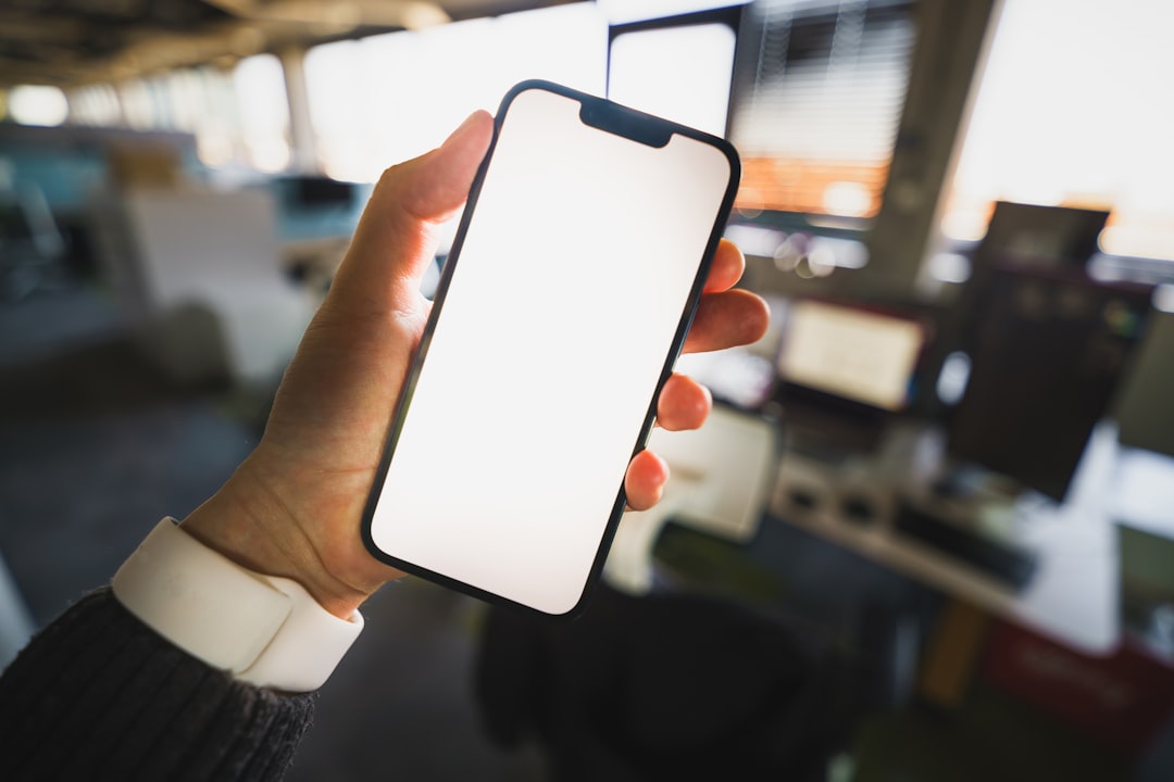 Persona che tiene uno smartphone durante una chiamata crittografata