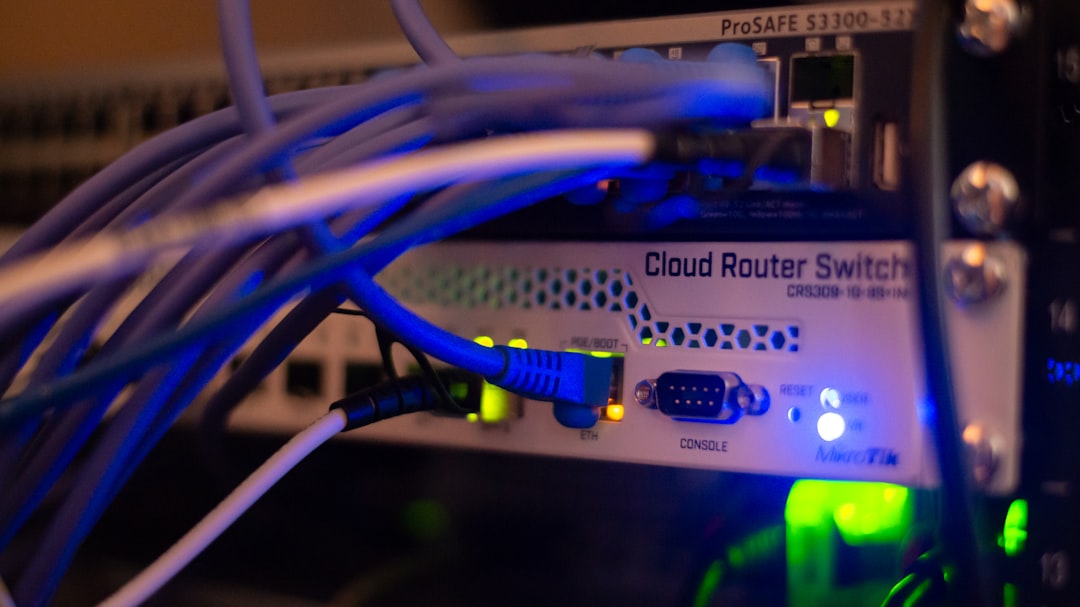 server room con cavi di rete, rappresentazione dell'infrastruttura IT soggetta a guasti da agenti AI