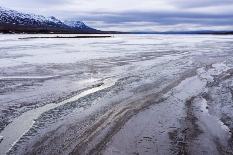 Permafrost che si scioglie in Artide, con resti di tombe di balenieri esposti