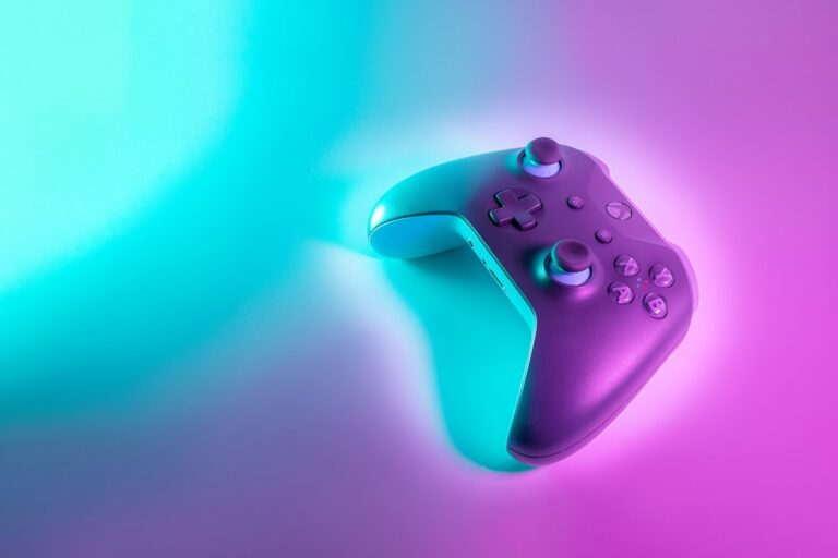 Controller Xbox davanti a schermo con logo Xbox verde