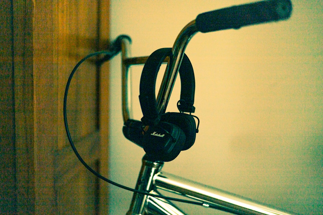 Cuffie Nothing Headphone(a) nere con design minimalista su sfondo chiaro