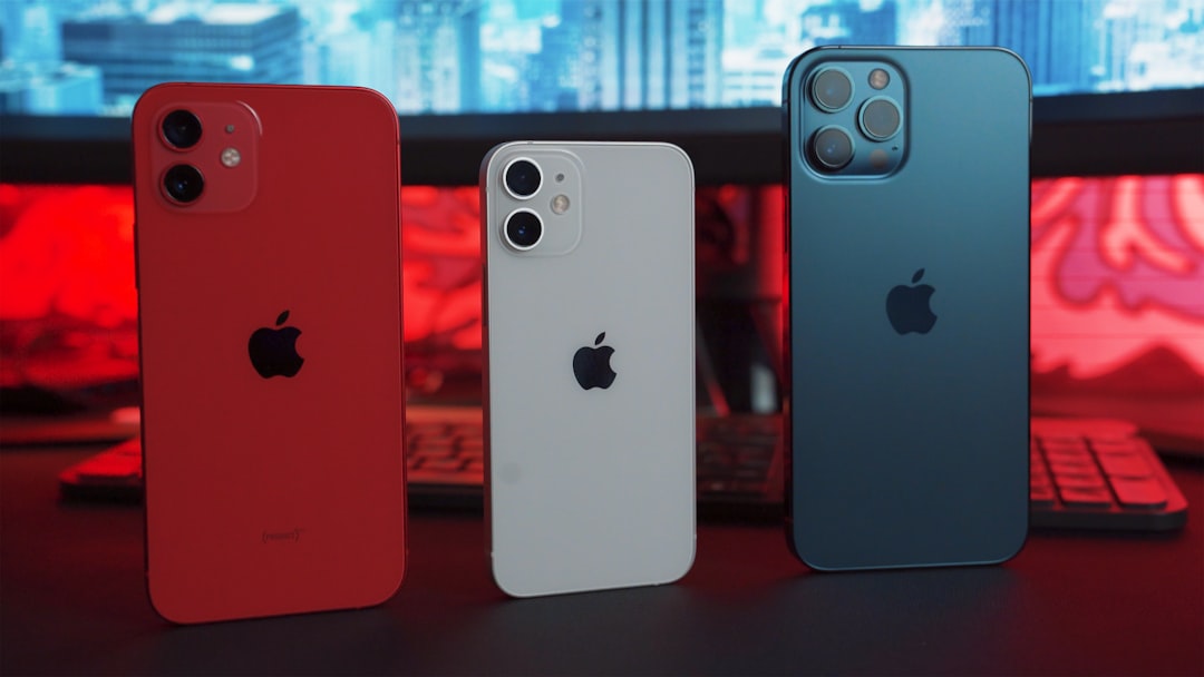 persona che consegna un iPhone per permuta in un negozio Apple