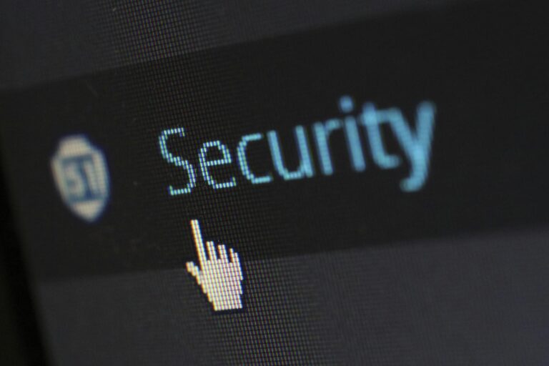 Protezione dei dati personali tra Italia e Israele, simbolo di privacy e sicurezza digitale