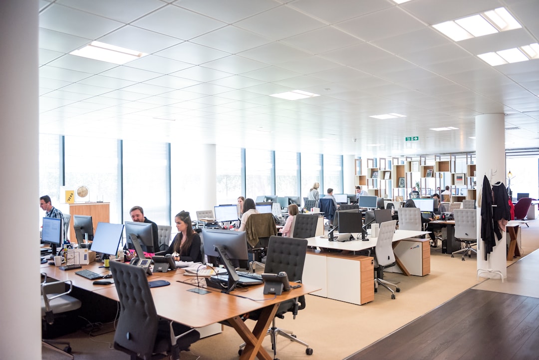 Lavoratori in ufficio con computer, AI mercato del lavoro