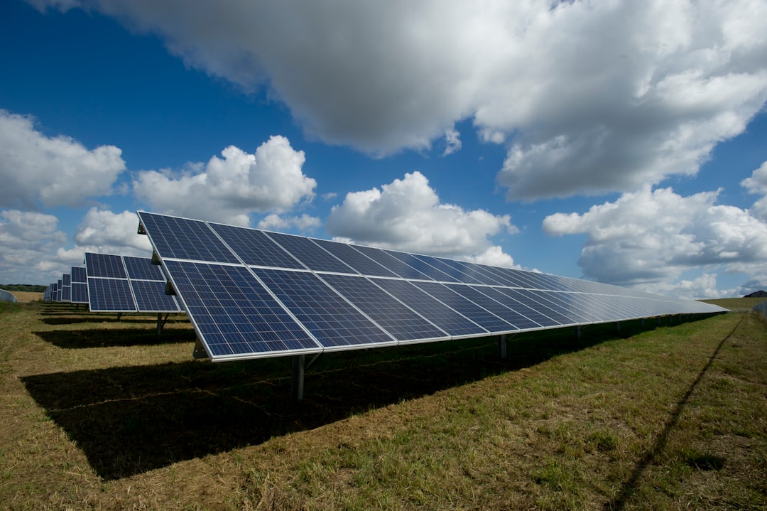 Pannelli solari e turbine eoliche rappresentano l'energia pulita, tema centrale nell'articolo sulle IPO delle climate tech