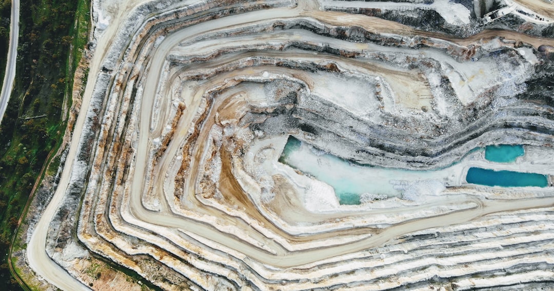 Estratto di minerale di litio con cristalli grigio argento