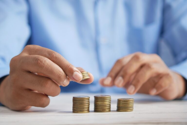 persona stressata al lavoro con documenti bancari e calcolatrice mal di budget
