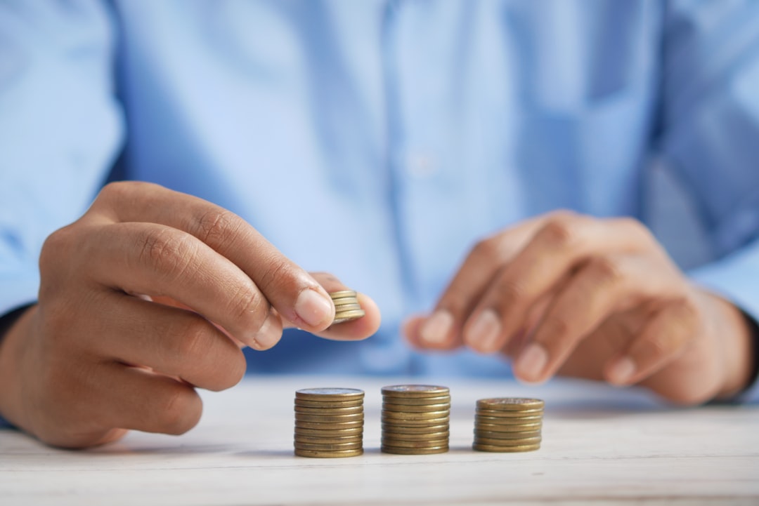 persona stressata al lavoro con documenti bancari e calcolatrice mal di budget