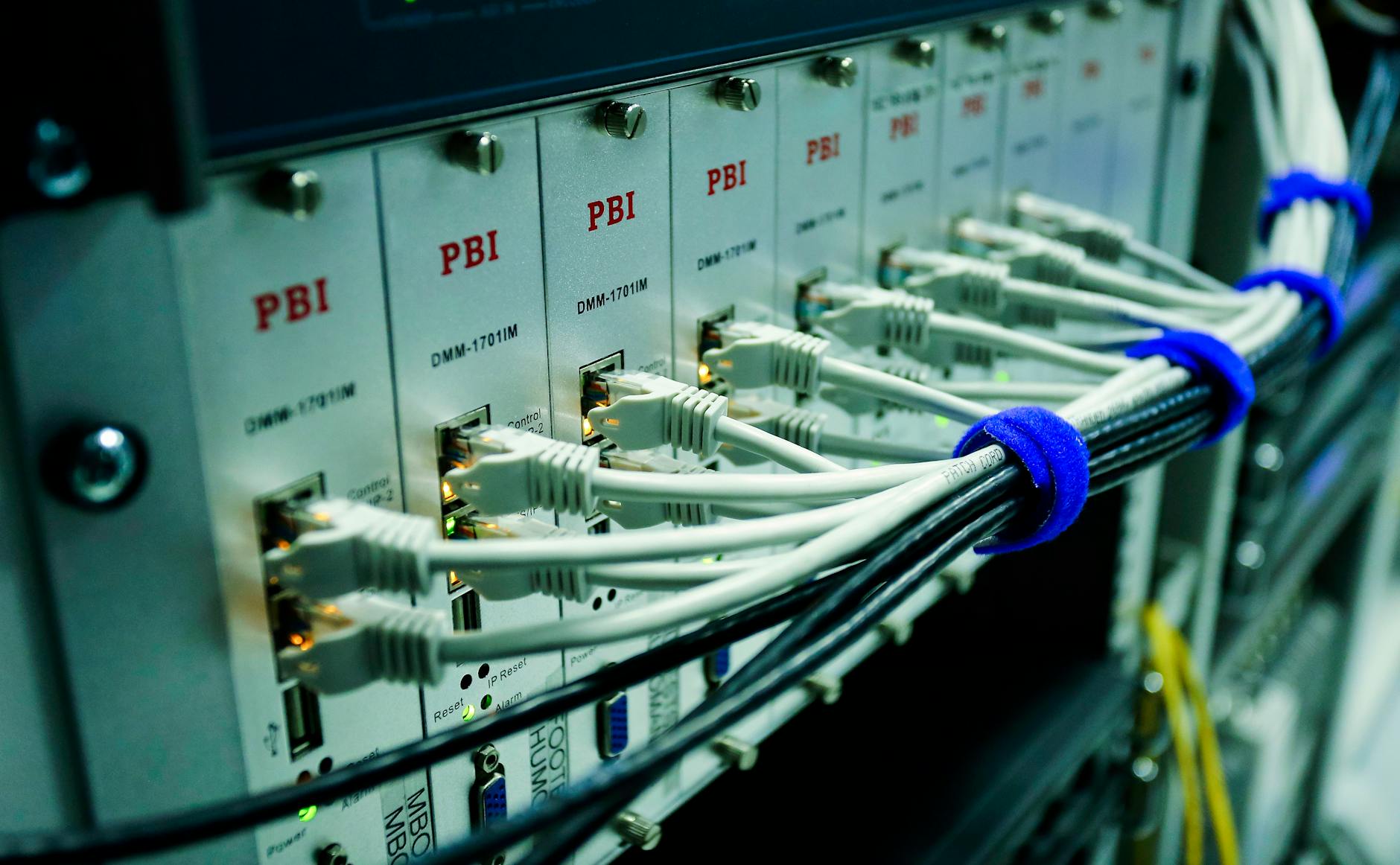 Router di rete in un rack server, soggetto dell'attacco DNS hijacking del GRU