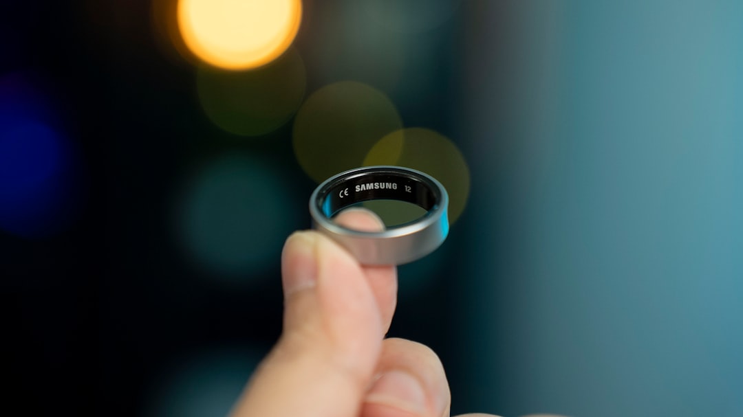 Oura Ring 5 su un dito, anello smart sottile nero