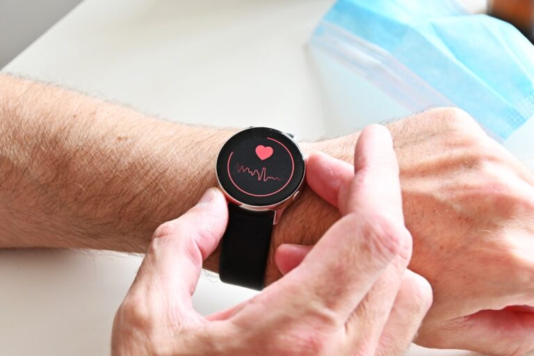 runner con cardiofrequenzimetro Garmin HRM-600 al petto durante una corsa