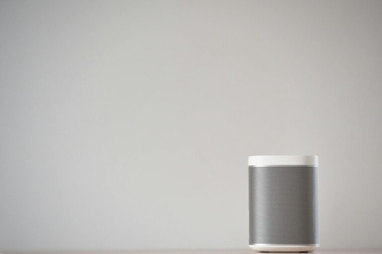 Diffusore Sonos su tavolo in soggiorno