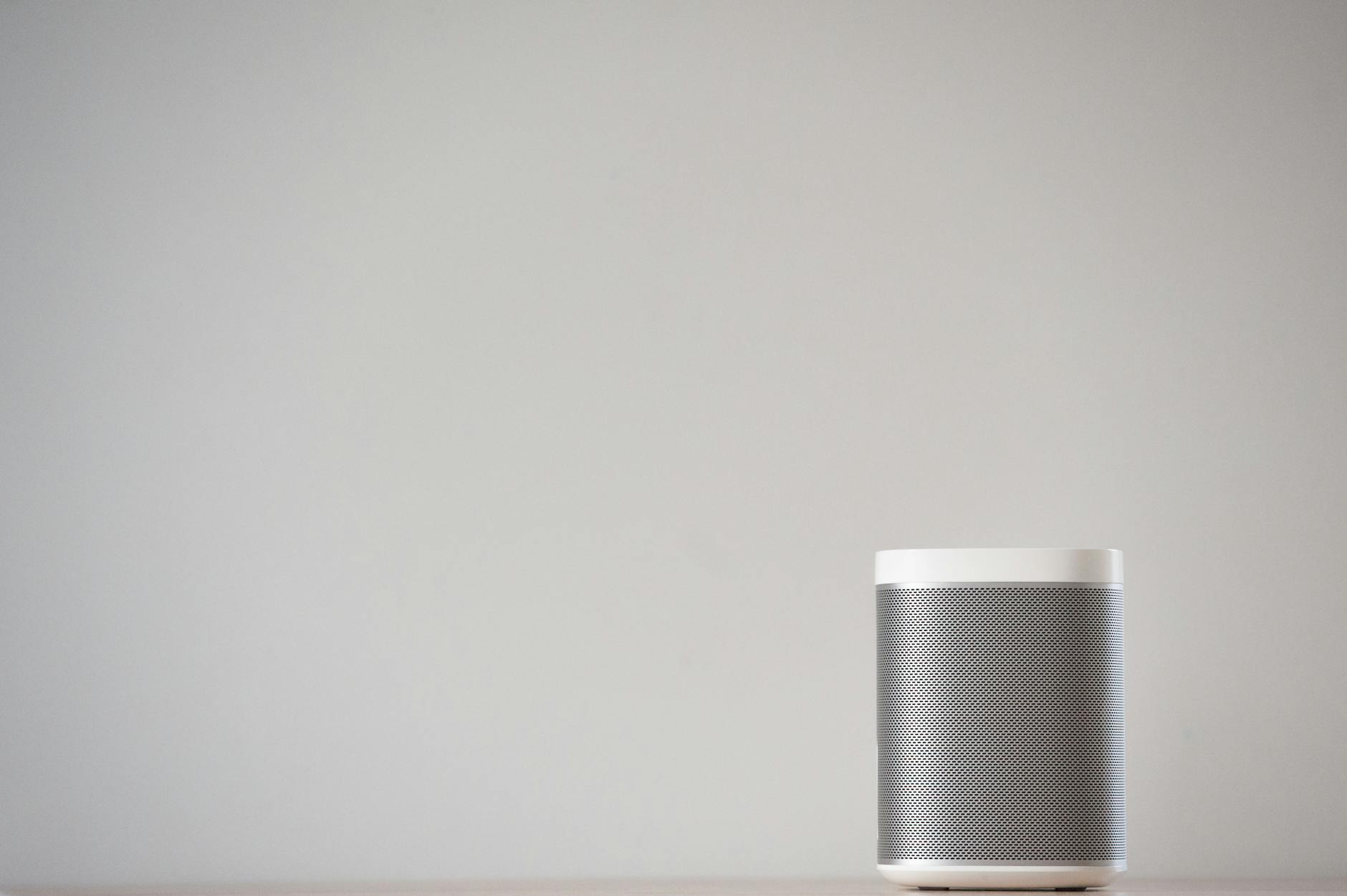 Diffusore Sonos su tavolo in soggiorno