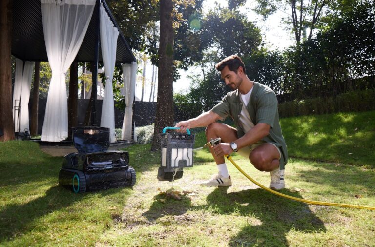 Robot tagliaerba ECOVACS Goat su prato verde