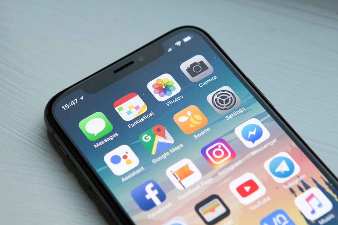 telefono con icone di tracking e spionaggio stalkerware