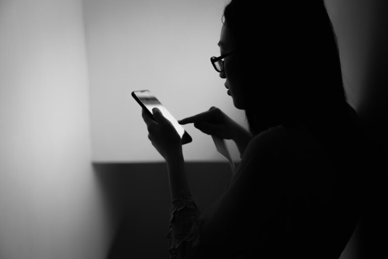 telefono cellulare con schermo illuminato, spyware stalkerware installato