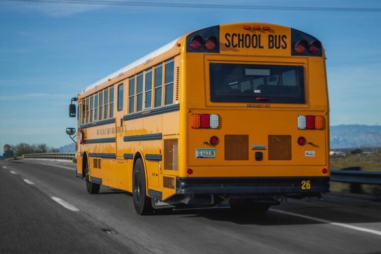 Telecamera AI montata su uno scuolabus americano per la sorveglianza e lettura targhe