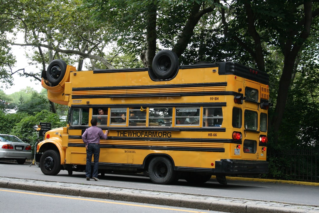 Scuolabus giallo con telecamera di sorveglianza sul tetto