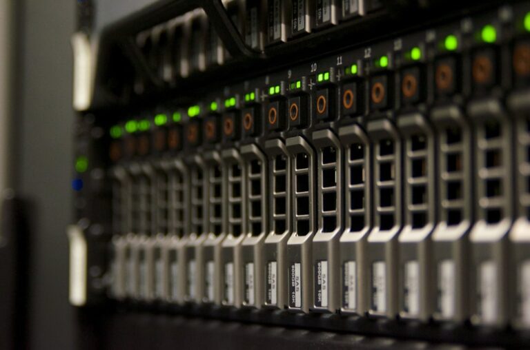 Server rack in un data center, rappresentazione dell'infrastruttura AI di Alibaba