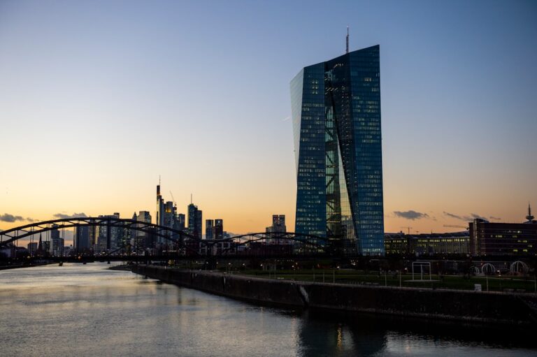 Sede della BCE a Francoforte, palazzo con vetrate e simbolo dell'euro sullo sfondo del cielo