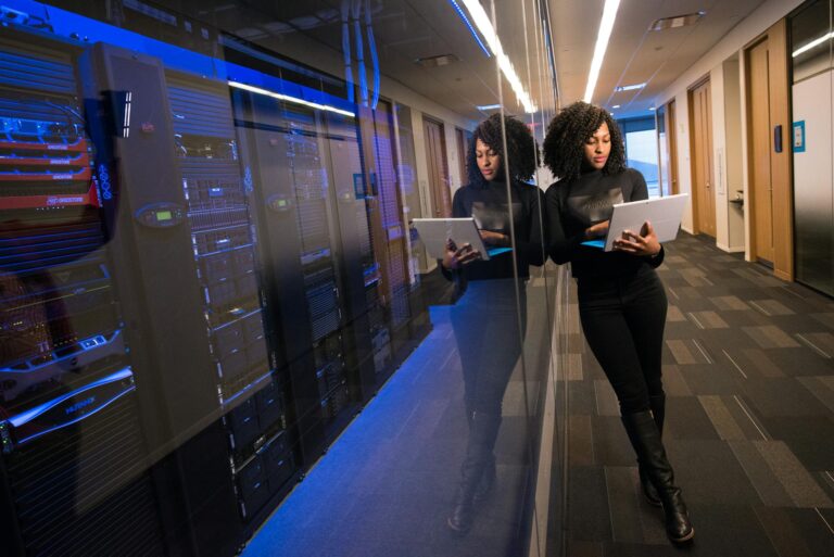 server room enterprise con luci blu, rappresentazione infrastruttura IT aziendale