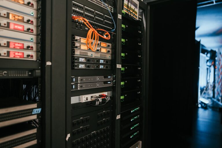 server enterprise con luci blu, sicurezza informatica
