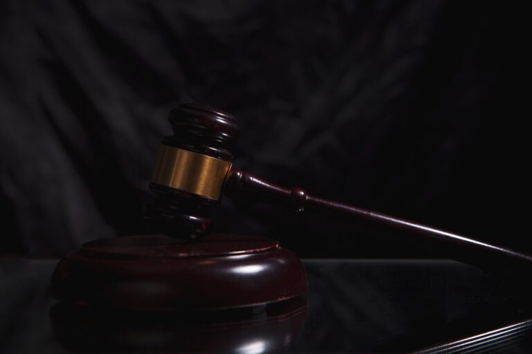 aula di tribunale con martelletto del giudice