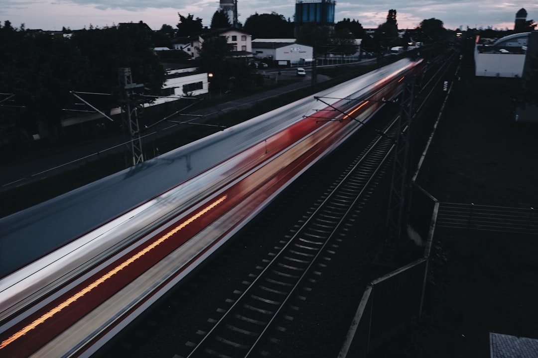 Treno alta velocità italiano su binari con sistema di allerta terremoto