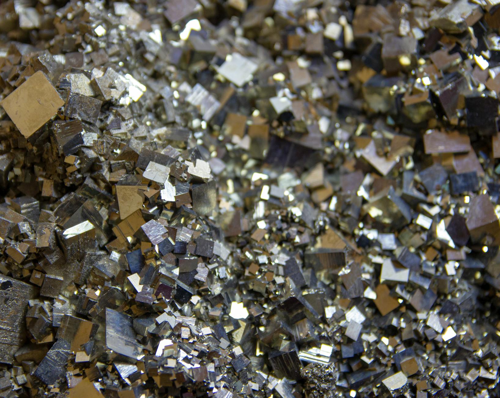 minerale di niobio e tantalio grezzo su superficie scura