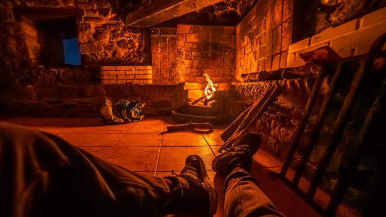 Locanda fantasy con camino, ispirata a The Wandering Inn