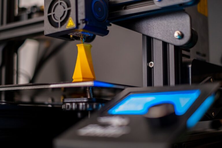 Parti di robot umanoide stampate in 3D su un tavolo da lavoro