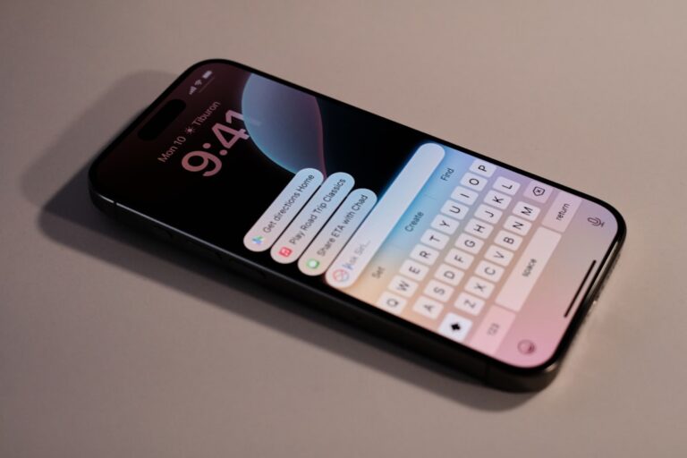 interfaccia della nuova Siri su iPhone con Dynamic Island e chatbot