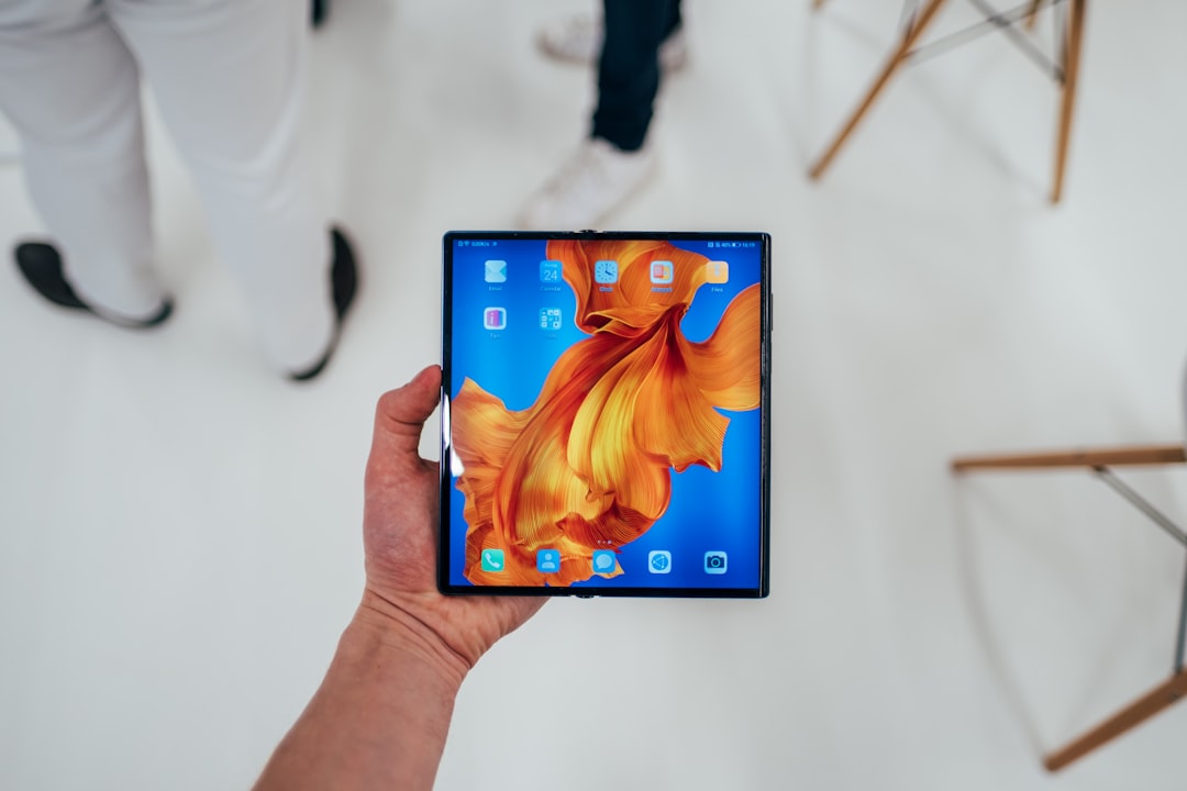 Rappresentazione di un Huawei tablet con display pieghevole aperto