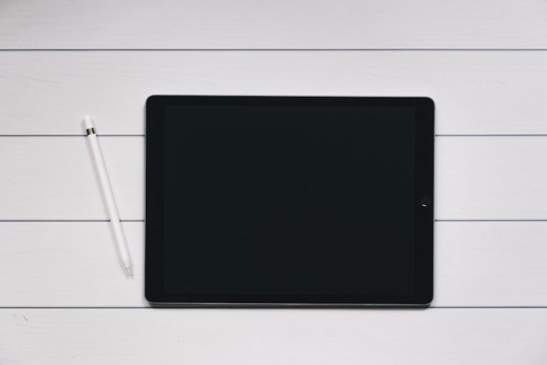 Persona che scrive su un taccuino digitale e-ink in un ambiente minimalista, rappresenta la tecnologia della disconnessione e semplicità